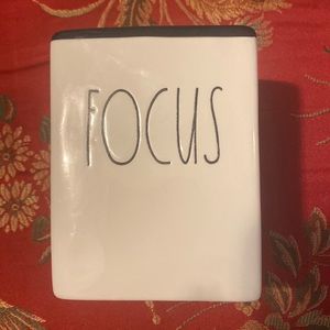A chic reminder to focus!